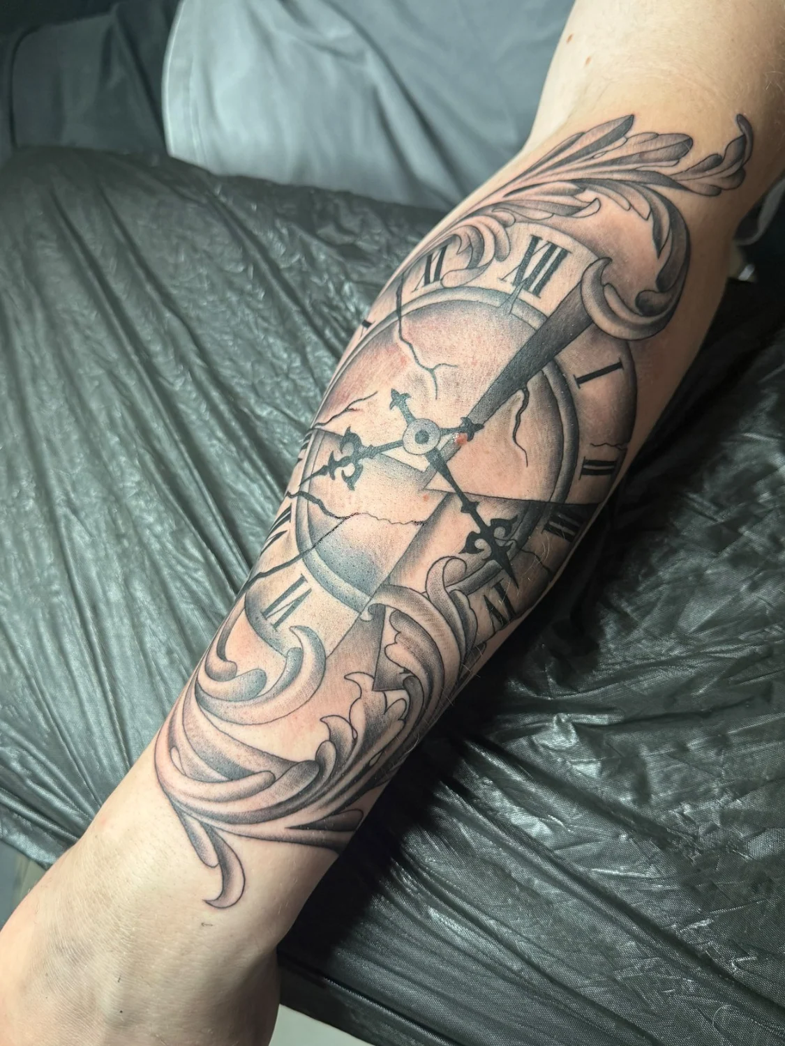 Kompass mit Ornamenten – Tattoo-Arbeit von Silence