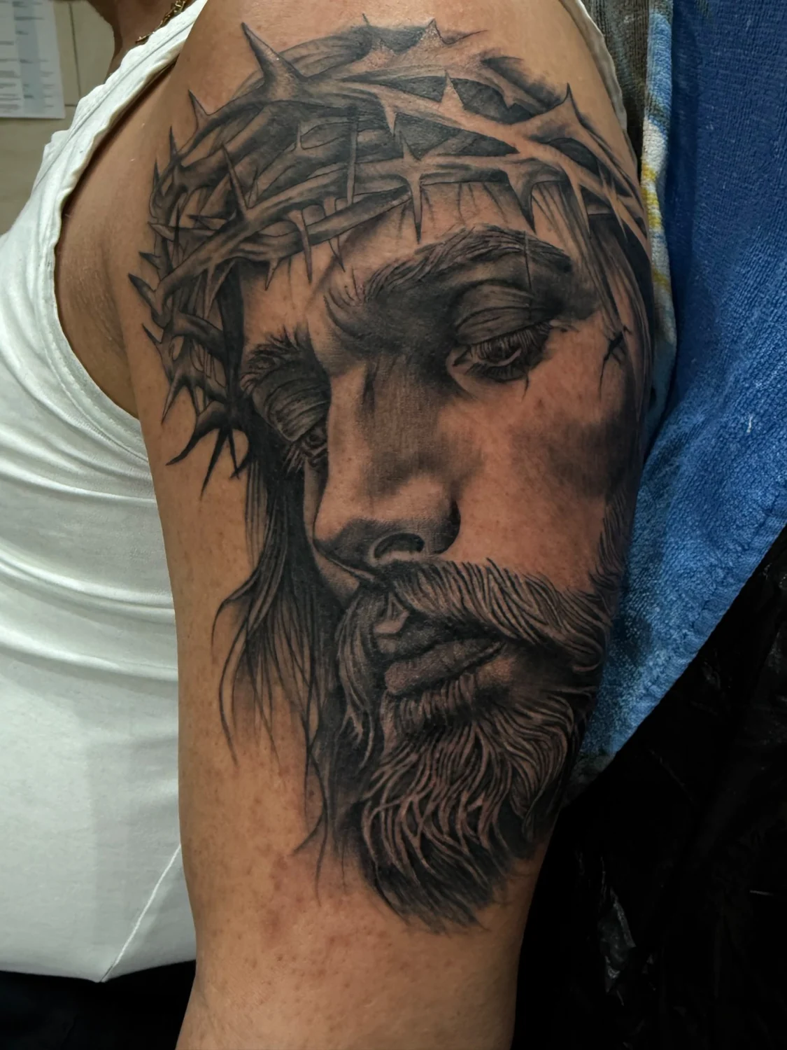Christusporträt mit Dornenkrone – Tattoo-Arbeit von Silence