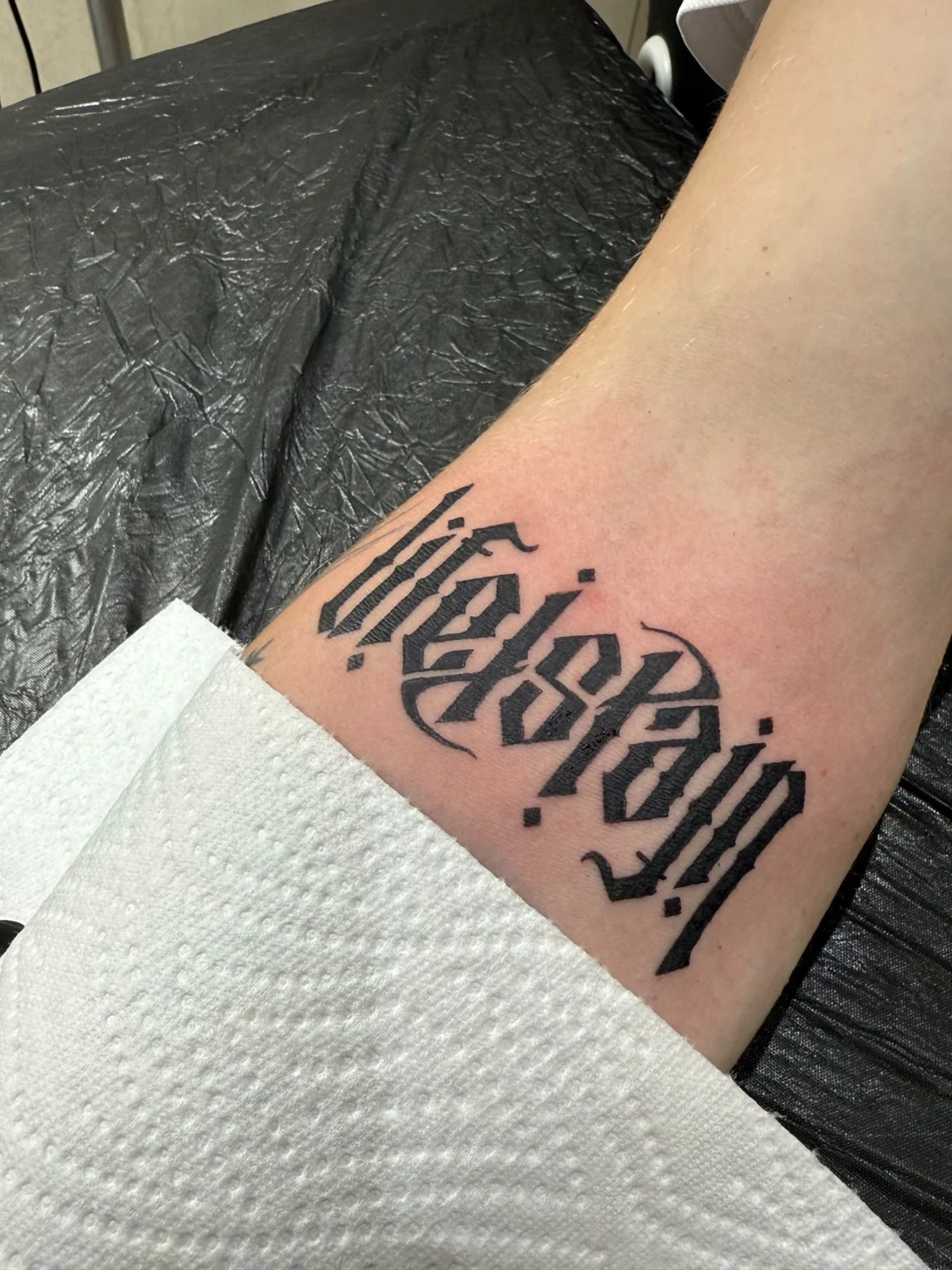 Familien-Schriftzug – Tattoo-Arbeit von Silence