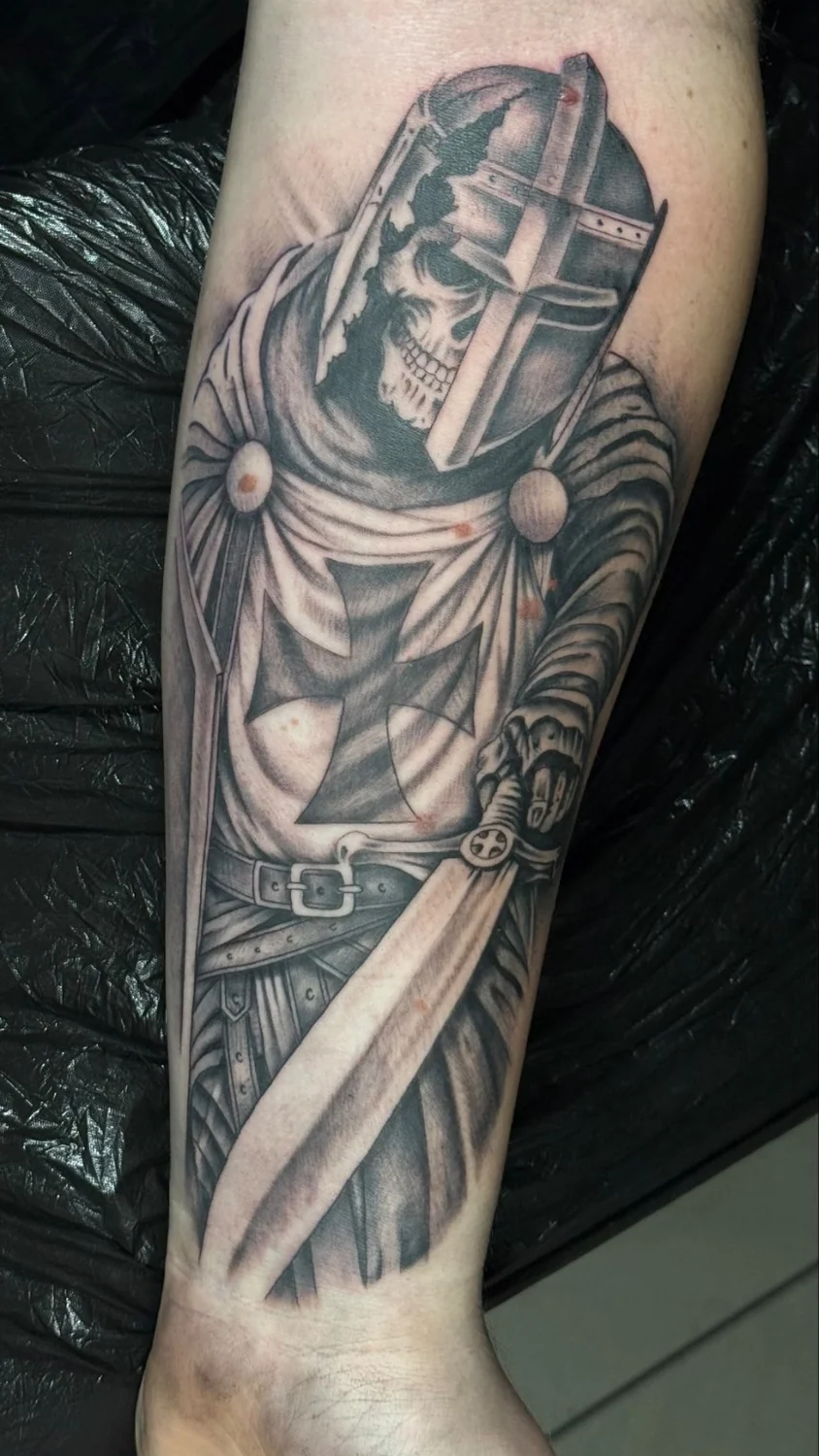 Kriegerhelm als Unterarmtattoo – Tattoo-Arbeit von Silence