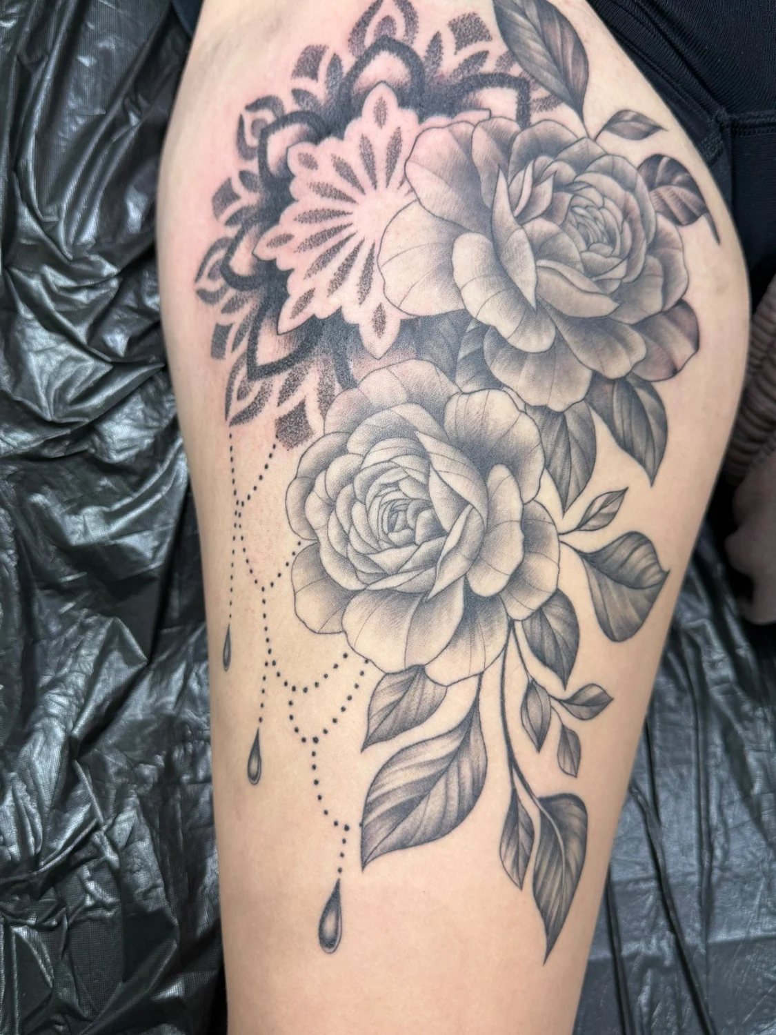 Florales Schultertattoo – Tattoo-Arbeit von Silence