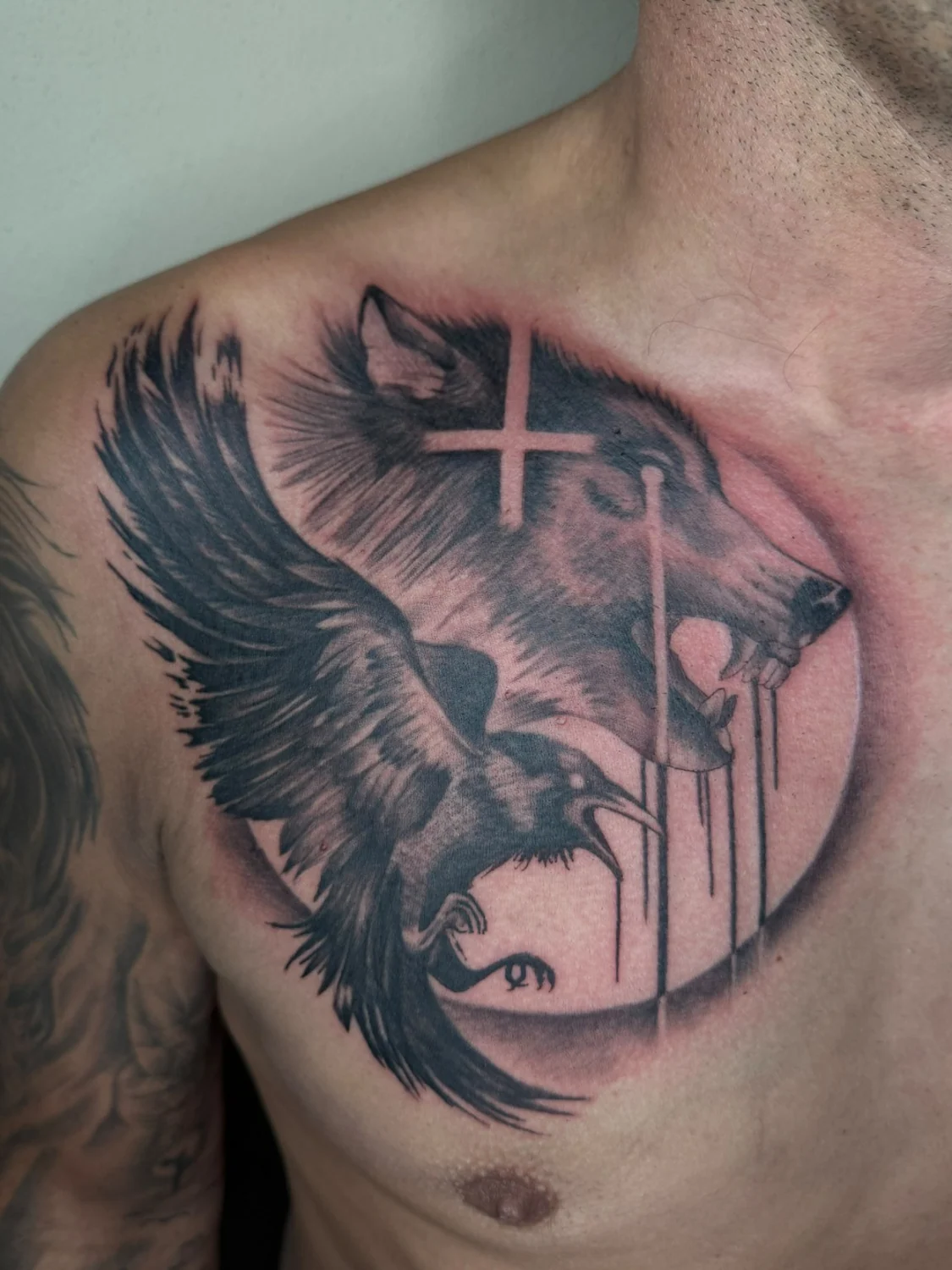 Adler mit Kreuz und roten Akzenten – Tattoo-Arbeit von Silence