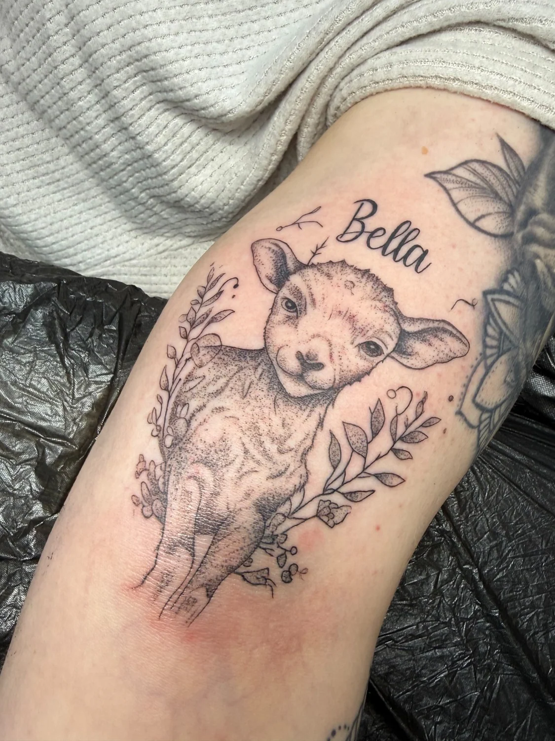 Reh mit Blumen – Tattoo-Arbeit von Silence