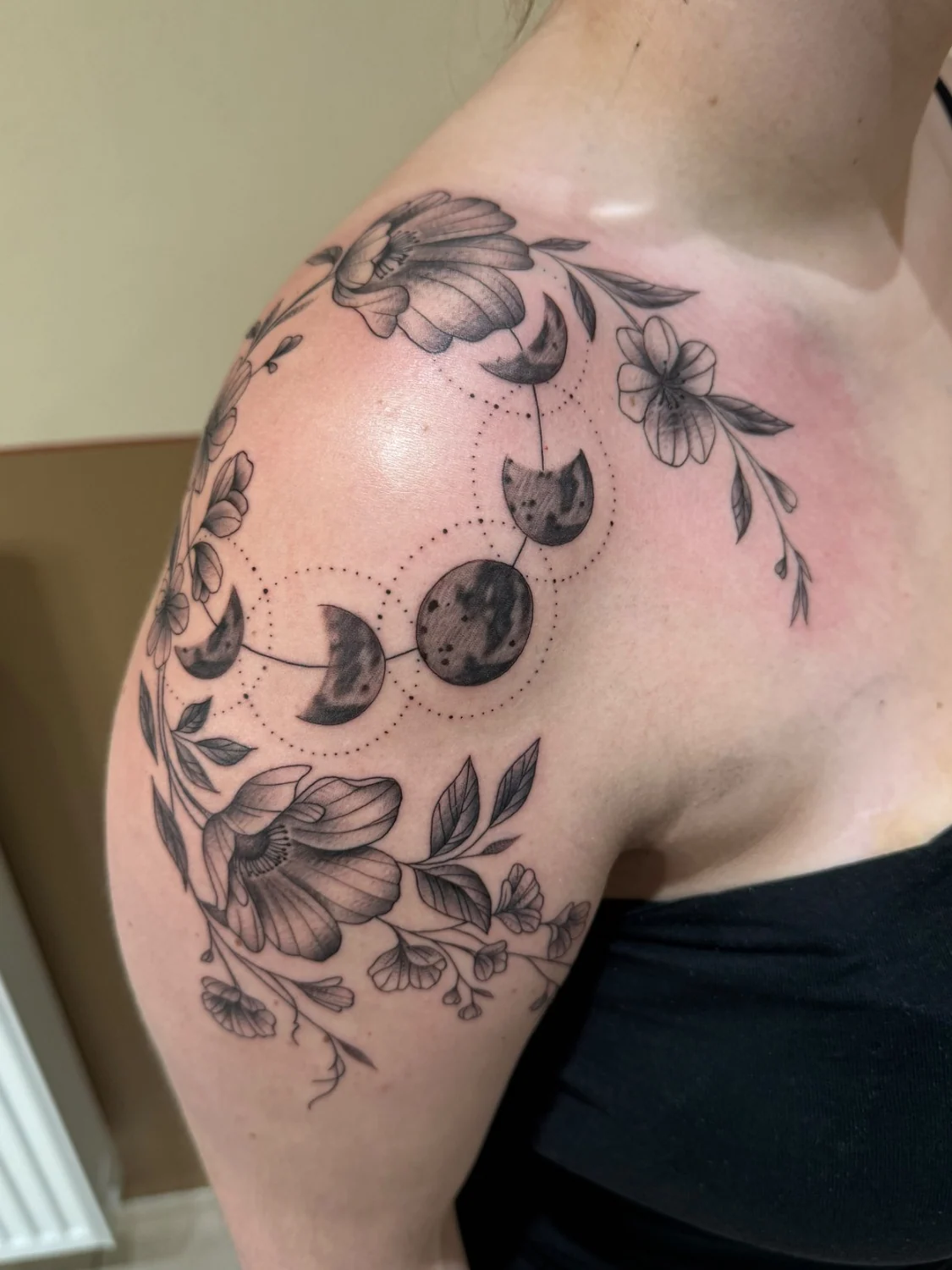 Mondphasen und Blätter – Tattoo-Arbeit von Silence