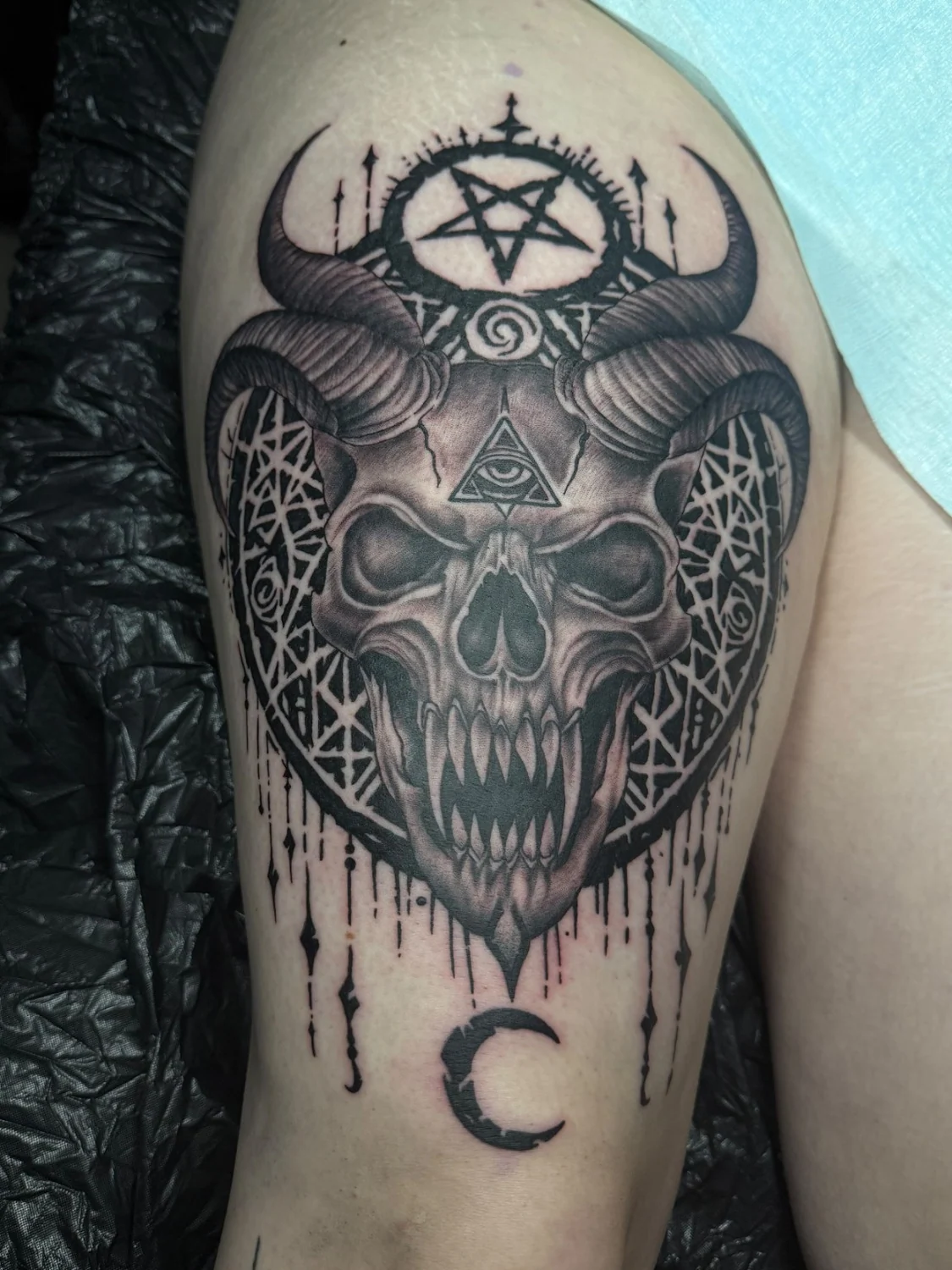 Baphomet-Porträt mit Ornamenten – Tattoo-Arbeit von Silence