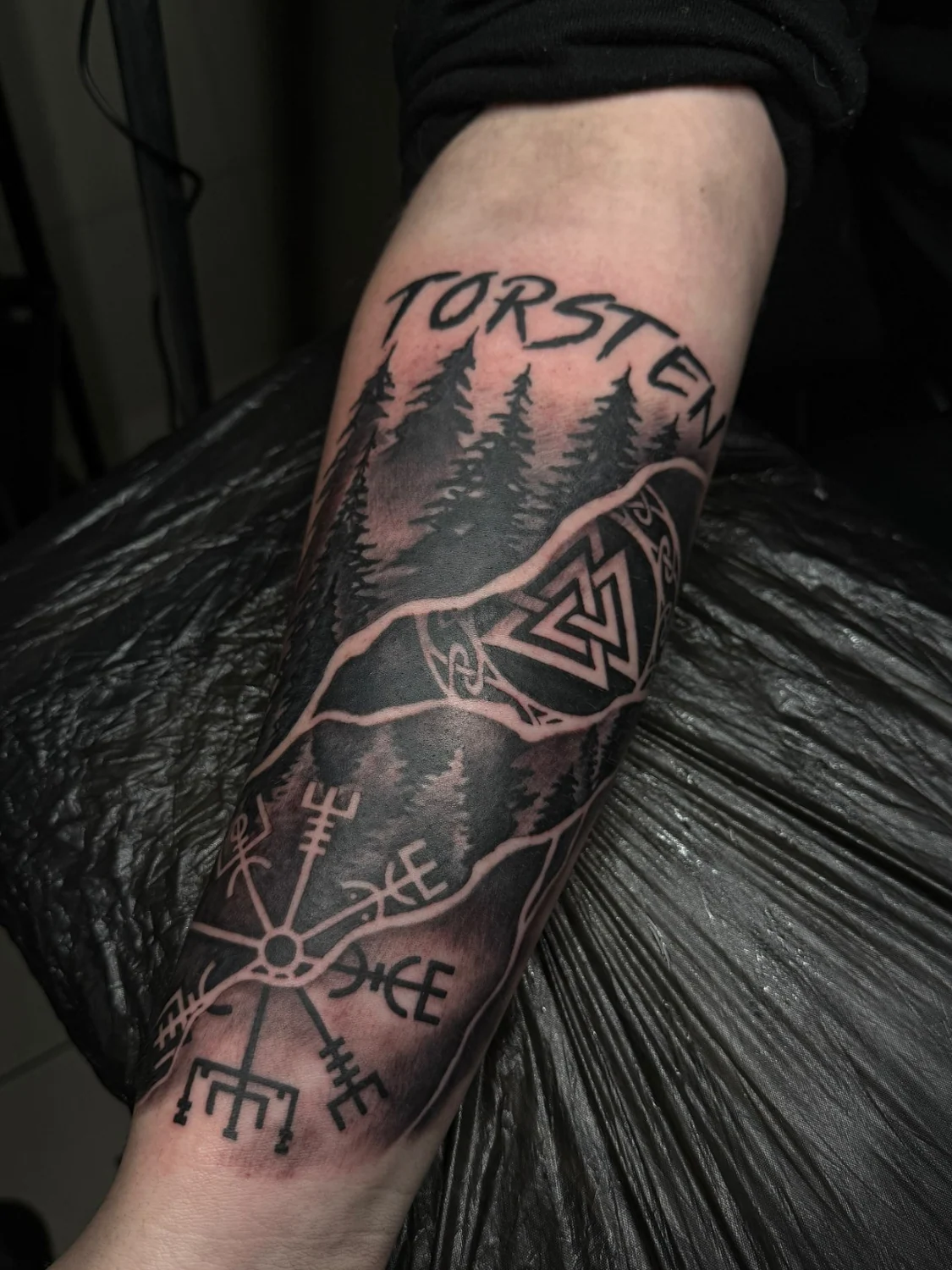 Wolf mit Runen und Schriftzug – Tattoo-Arbeit von Silence