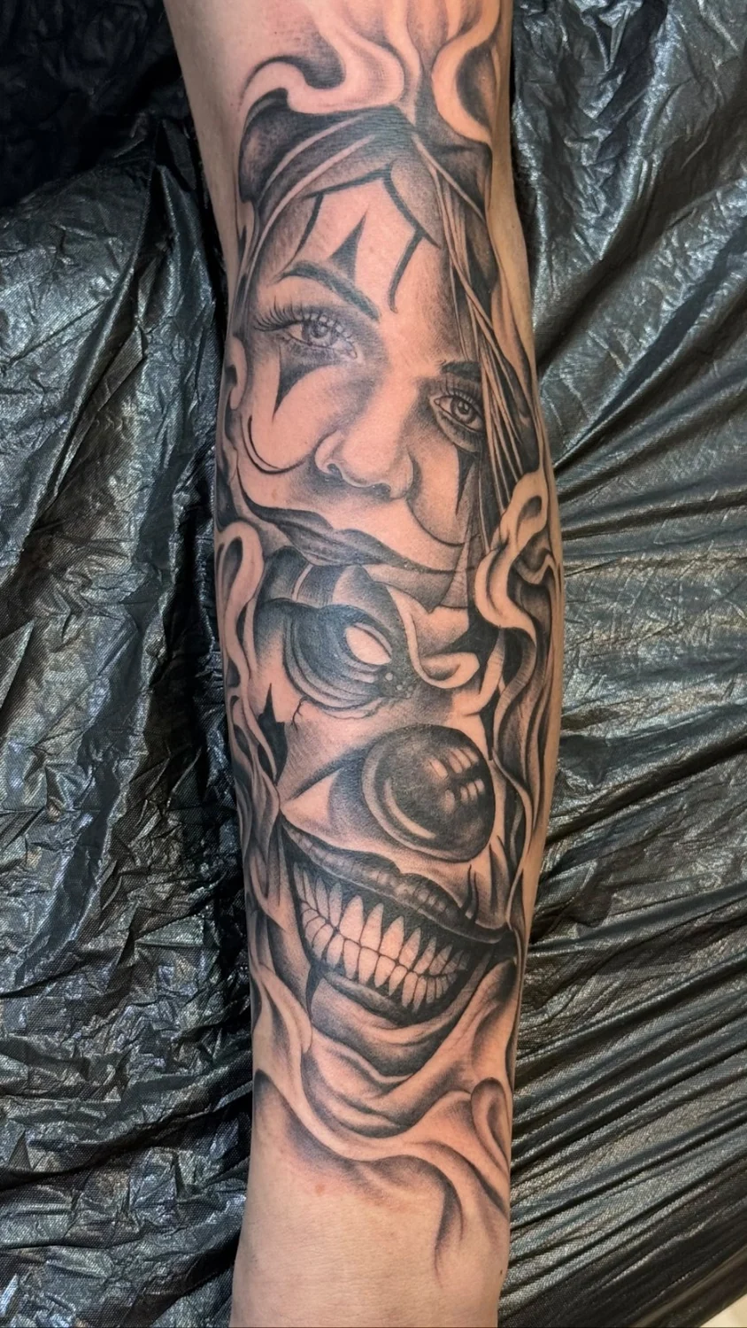 Maskenporträt auf dem Unterarm – Tattoo-Arbeit von Silence