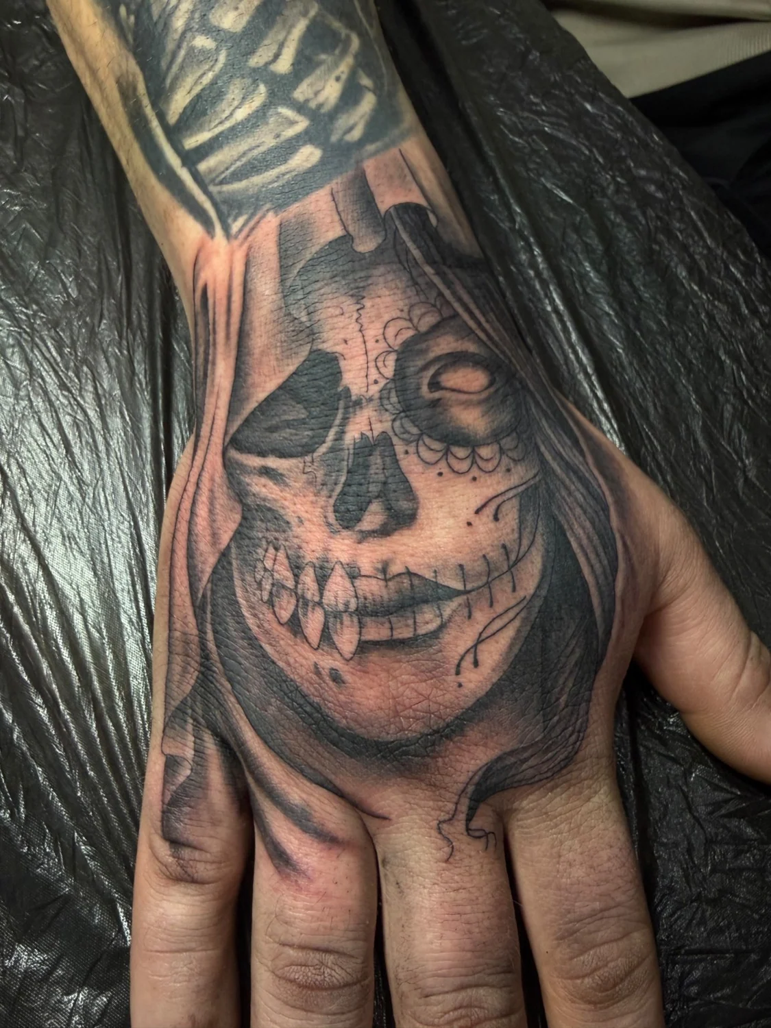 Grinsendes Porträt und Tassenmotiv – Tattoo-Arbeit von Silence