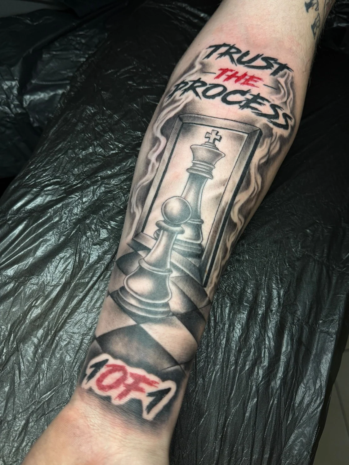 Schachfiguren mit roten Akzenten – Tattoo-Arbeit von Silence