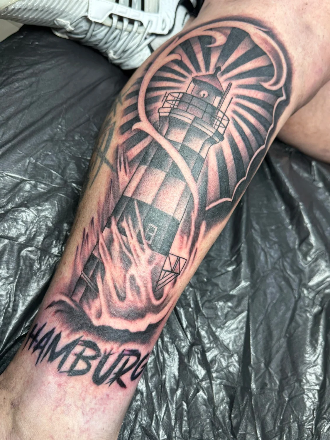 Hamburg-Motiv auf dem Unterarm – Tattoo-Arbeit von Silence