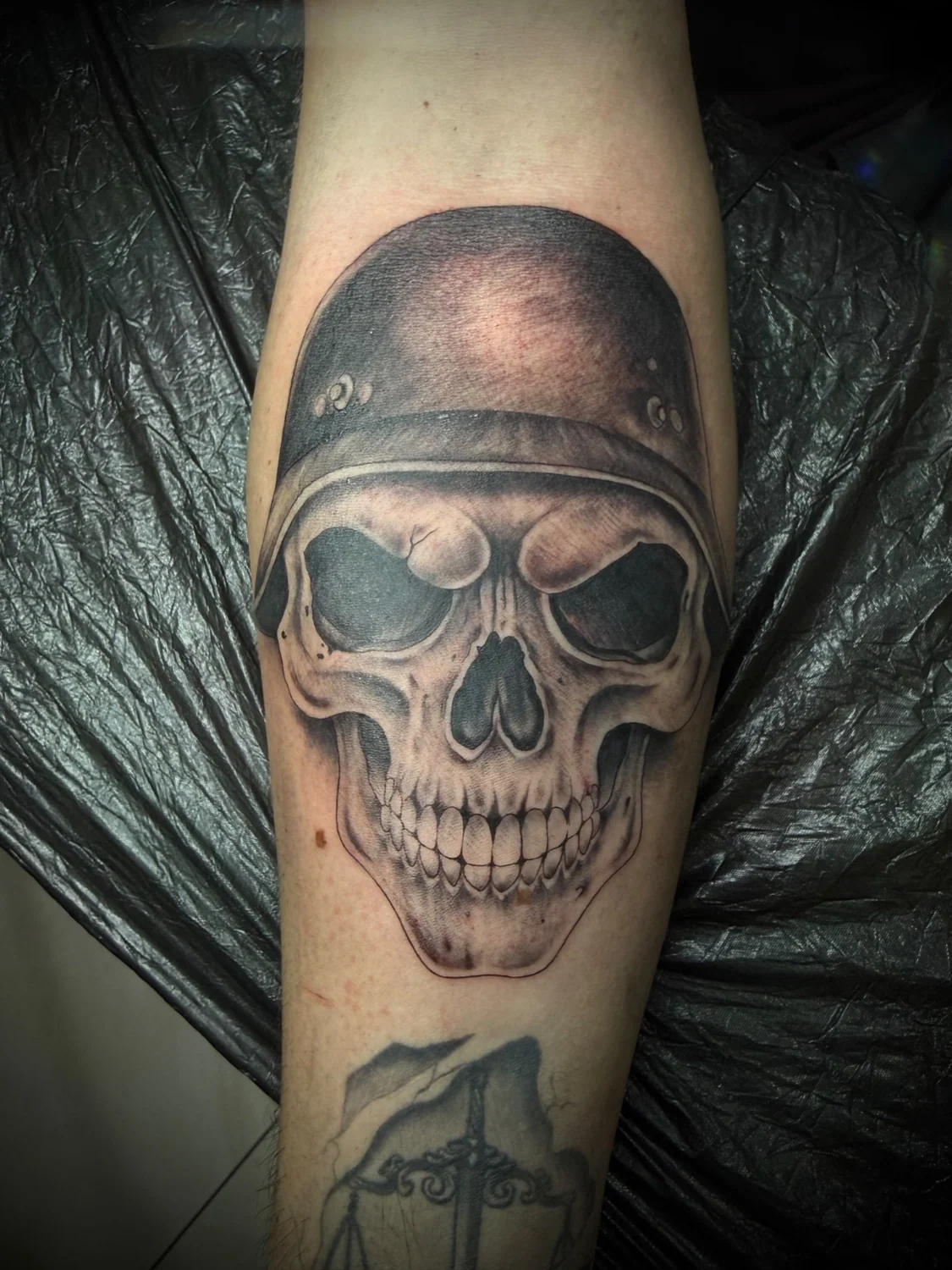 Totenkopf mit Helm – Tattoo-Arbeit von Silence