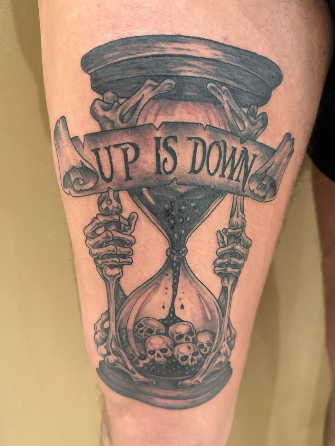 Sanduhr mit Schriftzug – Tattoo-Arbeit von Silence